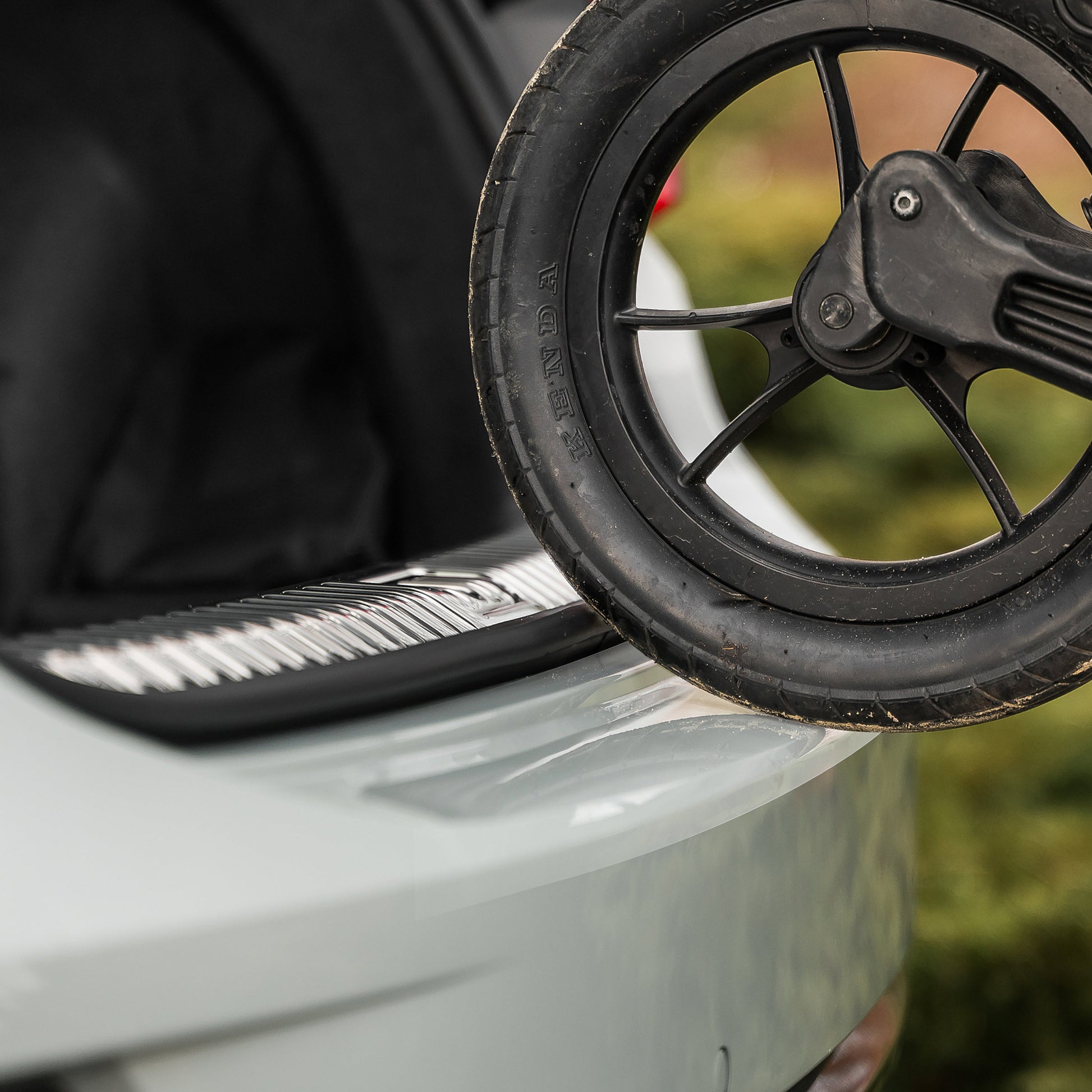 Transparent protective film for outer car areas – easy to apply and long-lasting