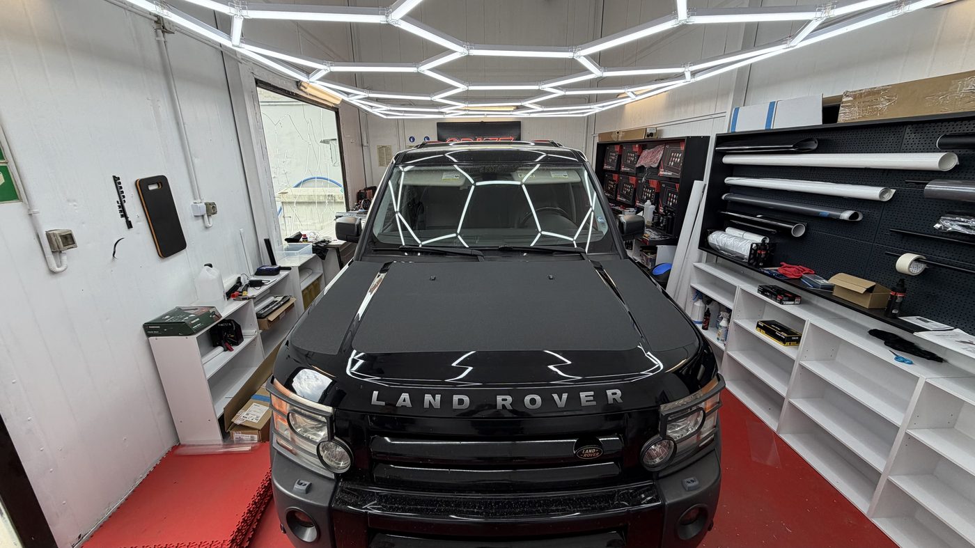 Land Rover w garażu GRIZZ